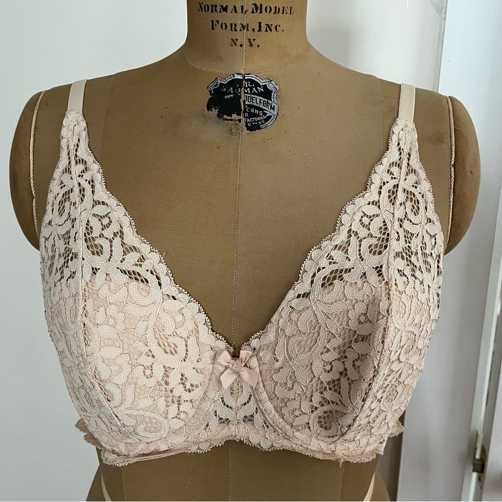 2/$20 Victoria’s Secret Body by Victoria Women’s Lined Demi Bra Size 36C
